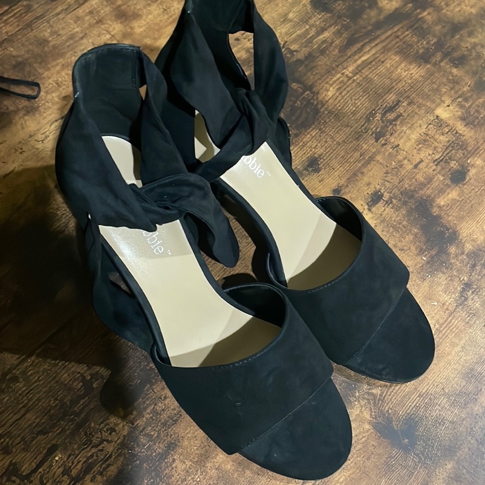 Lexi & Abbie tie up pumps